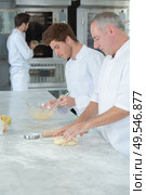 chef and apprentice preparing a cake together. Стоковое фото, агентство Ingram Publishing / Фотобанк Лори