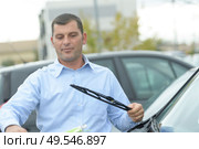 replacing wiper blade. Стоковое фото, агентство Ingram Publishing / Фотобанк Лори