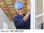 portrait of female window fitter. Стоковое фото, агентство Ingram Publishing / Фотобанк Лори