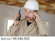 male worker in helmet with walkie talkie. Стоковое фото, агентство Ingram Publishing / Фотобанк Лори
