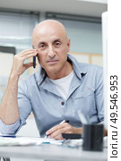 phoning man looking at camera. Стоковое фото, агентство Ingram Publishing / Фотобанк Лори