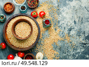 Raw green buckwheat in a bowl,pile of buckwheat. Useful green buckwheat. Стоковое фото, агентство Ingram Publishing / Фотобанк Лори