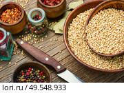 Raw green buckwheat on wooden background,vegan food. Green buckwheat on wooden table. Стоковое фото, агентство Ingram Publishing / Фотобанк Лори
