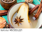 Traditional autumn alcoholic drink.Warm pear mulled wine.Pear wine with spices.. Hot pear wine. Стоковое фото, агентство Ingram Publishing / Фотобанк Лори