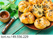 Homemade rustic nettle and spinach buns.Fresh baked buns with herbs. Homemade buns with nettles. Стоковое фото, агентство Ingram Publishing / Фотобанк Лори