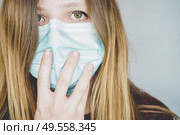 Young woman wearing a protective face mask. Стоковое фото, агентство Ingram Publishing / Фотобанк Лори