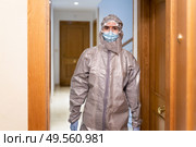 Doctor in PPE Personal Protective Equipment coming into the house to see a patient. Doctor in PPE Personal Protective Equipment coming into the house. Стоковое фото, агентство Ingram Publishing / Фотобанк Лори