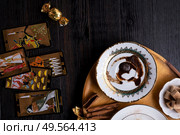 spelling coffee plate  with  coffee grounds and Tarot cards served at dark wooden table. devination concept . Стоковое фото, агентство Ingram Publishing / Фотобанк Лори