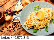 Traditional italian dish spaghetti carbonara with bacon. Homemade pasta carbonara. Стоковое фото, агентство Ingram Publishing / Фотобанк Лори
