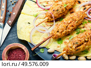 Lula kebab made from meat.Minced meat on the grill.Asian traditional meat dish. Lula kebab on stick. Стоковое фото, агентство Ingram Publishing / Фотобанк Лори