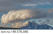 Lenticular cloud formation over volcano. Стоковое видео, видеограф Михаил Коханчиков / Фотобанк Лори
