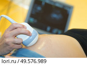 doctor explaining ultrasound scan to pregnant woman in hospital. Стоковое фото, агентство Ingram Publishing / Фотобанк Лори