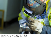 worker wearing visor welding metal pipe. Стоковое фото, агентство Ingram Publishing / Фотобанк Лори