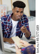 design adviser consulting talks to customer. Стоковое фото, агентство Ingram Publishing / Фотобанк Лори