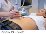 Woman having scan of abdomen. Стоковое фото, агентство Ingram Publishing / Фотобанк Лори