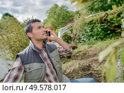 a landscaper over the phone. Стоковое фото, агентство Ingram Publishing / Фотобанк Лори