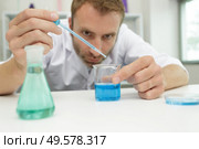 male chemist experimenting in laboratory. Стоковое фото, агентство Ingram Publishing / Фотобанк Лори