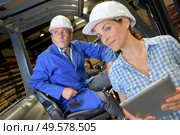 floor manager holding a tablet. Стоковое фото, агентство Ingram Publishing / Фотобанк Лори