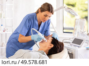 Woman doctor doing facial deep hydration procedure on elderly female pacient in aesthetic medicine clinic. Стоковое фото, фотограф Яков Филимонов / Фотобанк Лори