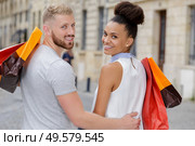a happy couple looking backwards. Стоковое фото, агентство Ingram Publishing / Фотобанк Лори