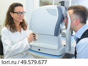 female optometrist doing sight testing for patient. Стоковое фото, агентство Ingram Publishing / Фотобанк Лори