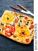 Fresh baked focaccia bread.Italian focaccia with bell pepper,tomatoes and basil. Italian focaccia bread. Стоковое фото, агентство Ingram Publishing / Фотобанк Лори