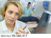 medical worker consulting xrays in scanner room. Стоковое фото, агентство Ingram Publishing / Фотобанк Лори