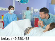 Woman having baby in hospital delivery suite. Стоковое фото, агентство Ingram Publishing / Фотобанк Лори
