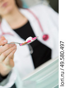 colorful medicine capsules with spoon. Стоковое фото, агентство Ingram Publishing / Фотобанк Лори