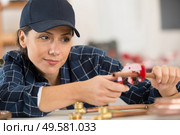 woman cutting cooper pipes. Стоковое фото, агентство Ingram Publishing / Фотобанк Лори