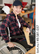wheelchair bound man using a circular saw. Стоковое фото, агентство Ingram Publishing / Фотобанк Лори