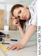 the girl bowed her head tired to work. Стоковое фото, агентство Ingram Publishing / Фотобанк Лори