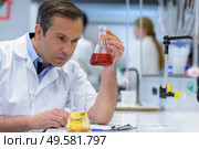 man test tubes and flasks table. Стоковое фото, агентство Ingram Publishing / Фотобанк Лори