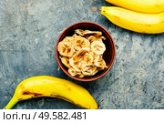 Ripe fresh and dried banana in a bowl. Dried banana slices. Стоковое фото, агентство Ingram Publishing / Фотобанк Лори