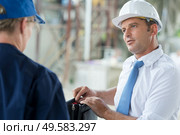 portrait of an engineer talking to colleague. Стоковое фото, агентство Ingram Publishing / Фотобанк Лори