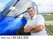 picture of a man leaning on helicopter. Стоковое фото, агентство Ingram Publishing / Фотобанк Лори