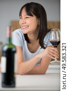 graceful woman holding glass of wine. Стоковое фото, агентство Ingram Publishing / Фотобанк Лори
