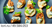 Dry pear,blue cheese and walnut appetizer.Seasonal snack.. Dried pear with blue cheese. Стоковое фото, агентство Ingram Publishing / Фотобанк Лори