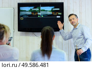 instructor teaches his scholars by using tv. Стоковое фото, агентство Ingram Publishing / Фотобанк Лори