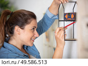 a happy woman holding spirit level. Стоковое фото, агентство Ingram Publishing / Фотобанк Лори