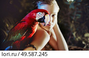 Sensual woman with a colorful ara parrot. Стоковое фото, агентство Ingram Publishing / Фотобанк Лори
