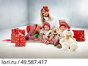 Charming, young mother posing with her twin sons. Стоковое фото, агентство Ingram Publishing / Фотобанк Лори
