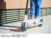 Detail of woman circulating in the city with an electric scooter. Woman circulating in the city with an electric scooter. Стоковое фото, агентство Ingram Publishing / Фотобанк Лори