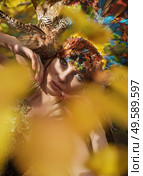Portrait of a beautiful woman wearing a magnificent chaplet. Стоковое фото, агентство Ingram Publishing / Фотобанк Лори