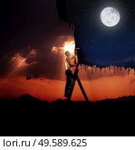 Handsome and ambitious man painting a sky - business concept. Стоковое фото, агентство Ingram Publishing / Фотобанк Лори