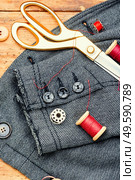 Sewing kit of threads,buttons and fabric.Accessories for sewing and needlework. Fabrics and sewing accessories. Стоковое фото, агентство Ingram Publishing / Фотобанк Лори