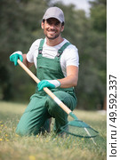 man raking leaves in the garden. Стоковое фото, агентство Ingram Publishing / Фотобанк Лори