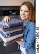 heerful young lady holds stack of folded towels. Стоковое фото, агентство Ingram Publishing / Фотобанк Лори
