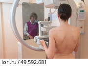 female patient undergoing a mammogram in a clinic. Стоковое фото, агентство Ingram Publishing / Фотобанк Лори