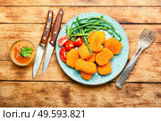 Delicious chicken nuggets with cowpea and tomato. Nuggets with vegetables. Стоковое фото, агентство Ingram Publishing / Фотобанк Лори